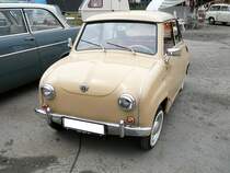 Glas Goggomobil T250 Limousine, gebaut von 1955 bis 1969 in Dingolfing. Vorgestellt wurde die winzige Limousine im Herbst 1954. Im Februar 1955 begann bei der Hans Glas GmbH die Serienfertigung. Der Wagen war auch als T300 und ab 1957 als T400 lieferbar. Mehr als 75% der Fahrzeuge wurden allerdings mit dem 250 cm³ Motor ausgeliefert. Diese Tatsache war den vielen Inhabern des  alten  Führerscheines der Klasse IV geschuldet. Hier handelt es sich um eine Limousine die nach 1964 produziert wurde. Dieses ist an den vorn angeschlagenen Türen zu erkennen. Der im Heck verbaute, gebläsegekühlte Zweizylinderzweitaktmotor hat beim 250´er einen Hubraum von 247 cm³ und leistet 13,6 PS. Oldtimertreffen an der  alten Dreherei  In Mülheim an der Ruhr im Juni 2015.