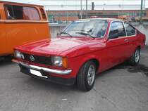 Opel Kadett C Coupe, gebaut im Werk Bochum von 1973 bis 1979. Die Kadett C Baureihe war mit etlichen Motorisierungen zwischen 1.0l und 2.0l Hubraum lieferbar. Hier wurde ein Modell abgelichtet, das nach Juli 1977 produziert worden ist. Dieses ist an den neben den Hauptscheinwerfern montierten, vorderen Blinkern zu erkennen. Rund 10% der Kadett C Käufer orderten das hübsche und flüssig gezeichnete Coupe-Modell. Oldtimertreffen an der  Alten Dreherei  in Mülheim an der Ruhr im Juni 2016.