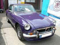 MG B GT V8, wie er von 1973 bis 1976 im Verkaufsprogramm von MG war. Basis dieses Sportcoupes war der bereits 1962 vorgestellte MG B Roadster. Der MG B Roadster wurde bis 1980 produziert. Ab 1965 ergänzte MG das Modellprogramm mit einem Schrägheckcoupe namens MG B GT. Im Jahr 1973 wurde dieses Coupe um den den B GT v8 ergänzt. Als Motorisierung diente diesem Fahrzeug der kleine V8-Motor aus dem Buick F-85. Dieser  Achtender  hat einen Hubraum von 3528 cm³ und leistet ca. 140 PS. Treffen des MG-Owners-Club Deutschland an der  Alten Dreherei  in Mülheim an der Ruhr im Juni 2015.