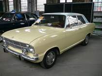 Ein früher Opel Kadett B L in der Karosserieversion Limousine zweitürig. Ein solcher, kleiner  Bochumer  war in seinem Vorstellungsjahr 1965 ab DM 5625,00 zu haben. Der Vierzylinderreihenmotor dieses Kadett hat einen Hubraum von 1078 cm³ und leistet 45 PS. Oldtimertreffen an der  Alten Dreherei  in Mülheim an der Ruhr im Juni 2016.