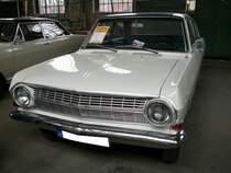 Opel Rekord A in der Karosserieversion zweitürige Limousine, wie er von 1963 bis 1965 gebaut wurde. Der Rekord A kam im Stil des amerikanischen Chevy II einher. Es gab zwei Motorisierungsvarianten mit einem Vierzylinderreihenmotor: 1488 cm³ mit 55 PS, 1680 cm³ mit 60 PS oder 67 PS und einen Sechszylinderreihenmotor der aus 2605 cm³ 100 PS leistet. Der abgelichtete Rekord ist mit dem 1.5l Motor ausgerüstet. Oldtimertreffen an der  Alten Dreherei  in Mülheim an der Ruhr im Juni 2015.