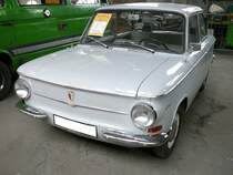 NSU Prinz 4, gebaut von 1961 bis 1973. Der gezeigte Wagen ist im Farbton carraragrau lackiert und stammt aus dem Jahr 1963. Das Auto war ein kleines  Raumwunder . Der im Heck verbaute Zweizylindervertikaltwinmotor leistet 30 PS aus einem Hubraum von 598 cm³. Hier wurde ein Modell der ersten Serie (bis 1969) abgelichtet. Erkennbar an der schmaleren Zierleiste auf der Frontmaske. Der Prinz 4 war Dank eines rührigen Importeurs, besonders in Italien ein großer Verkaufserfolg. Oldtimertreffen an der  Alten Dreherei  in Mülheim an der Ruhr im Juni 2015.