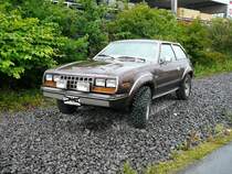 AMC Eagle SX/4 (dreitürige Schräghecklimousine), wie er nur in den Jahren von 1981 bis 1983 produziert wurde. Die bereits im Jahr 1979 vorgestellte  Eagle-Baureihe  wurde mit verschiedensten Karosserieaufbauten insgesamt in 191.709 Einheiten produziert. Bei fast allen Fahrzeugen kam der stärkste, lieferbare Motor zum Einbau. Dieser V6-Motor hat einen Hubraum von 4235 cm³ und leistet 118 PS. Oldtimertreffen an der  Alten Dreherei  in Mülheim an der Ruhr im Juni 2015.