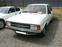 Audi 80 B1 Typ 82, wie er von 1976 bis 1978 produziert wurde. Das Modell war mit etlichen Motorisierungen mit Leistungen von  PS bis 110 PS lieferbar. Oldtimertreffen an der  Alten Dreherei  in Mülheim an der Ruhr im Juni 2015.