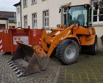 =Volvo Radlader steht im September 2020 auf einer Baustelle in Hünfeld
