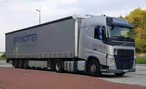 =Volvo FH von STRATKÖTTER-Logistik steht im September 2020 auf einem Rastplatz an der A 7
