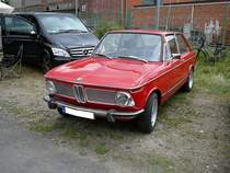 BMW 2000 tii Touring im Farbton veronarot, gebaut von 1971 bis 1974. Die legendäre BMW-02 Baureihe wurde bereits im Jahr 1966 vorgestellt und ständig erweitert. Im Februar 1971 wurde die Baureihe um die Kombi-Modelle  Touring  ergänzt. Der hier gezeigte 2002 tii Touring war das Spitzenmodell dieser Baureihe. Der Vierzylinderreihenmotor leistet 130 PS aus einem Hubraum von 1990 cm³. Oldtimertreffen an der  Alten Dreherei  in Mülheim an der Ruhr im Juni 2015.