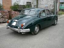 Heckansicht eines Daimler 250 V8, wie er von 1962 bis 1969 in Coventry gebaut wurde. Technisch und optisch basierte dieses Modell auf dem Jaguar MK II, war aber hochwertiger ausgestattet. Desweiteren war der Kühlergrill  Daimlertypisch  gestaltet. Angetrieben wird der Wagen vom, aus dem Daimler SP 250 bekannten, V8-Motor. Dieser Motor hat einen Hubraum von 2548 cm³ und leistet 141 PS. Die Höchstgeschwindigkeit soll bei ca. 180 km/h liegen. Oldtimertreffen an der  Alten Dreherei  in Mülheim an der Ruhr im Juni 2015.