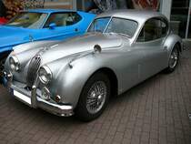 Jaguar XK 140 FHC (F ixed H ead C oupe), gebaut in den Jahren von 1954 bis 1957 im Stammwerk Coventry. Der Sechszylinderreihenmotor leistet 190 PS aus einem Hubraum von 3442 cm³. Je nachdem welche Huinterachsübersetzung bestellt wurde, betrug die Höchstgeschwindigkeit zwischen 180 km/h und 200 km/h. Oldtimertreffen am  Sterkrader Tor  in Oberhausen im Juni 2015.