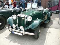 MG TD, gebaut von 1950 bis 1953. Die Autos der TD-Baureihe waren ein Exportschlager. Rund 90% der verkauften Fahrzeuge gingen in den Export. Wobei der Export in die USA der relevanteste war. Der wassergekühlte Vierzylinderreihenmotor hat einen Hubraum von genau 1250 cm³. Das Modell TD war in zwei Versionen lieferbar. Einmal als TD und als TD MK II. Von den ca. 30.000 produzierten TD Modellen entfielen nur ca. 1.700 Einheiten auf den TD MK II, der statt mit 54 PS mit 57 PS aufwarten konnte. Treffen des MG-Owners Club Germany an der  Alten Dreherei  in Mülheim an der Ruhr im Juni 2015.