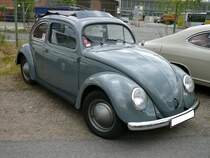 VW Typ 1  Käfer  in der Standardausführung aus dem Modelljahr 1955. Dieser schicke Käfer ist im Farbton jupitergrau lackiert. Der gebläsegekühlte, Vierzylindeboxermotor hat einen Hubraum von 1192 cm³ und leistet 30 PS. Oldtimertreffen an der  Alten Dreherei  in Mülheim an der Ruhr im Juni 2015.