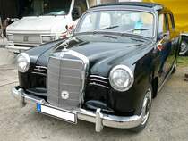 Mercedes Benz W120 180, gebaut von 1953 bis 1957. Ein solcher 180 stand bei seiner Vorstellung im Juli 1953 mit DM 9950,00 in den Preislisten der Händler. Dafür bekam der Käufer ein solides, modernes Fahrzeug mit einem Vierzylinderreihenmotor. Dieser Motor leistet aus einem Hubraum von 1767 cm³ 52 PS. Oldtimertreffen an der  Alten Dreherei  in Mülheim an der Ruhr im Juni 2015.