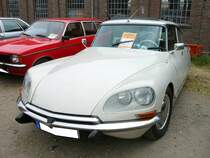Citroen D Super 5, gebaut von 1972 bis 1975. Das Modell D Super 5 war ab 1972, bis zur Einstellung der Baureihe, das  Sparmodell  der DS-Baureihe. Der Vierzylinderreihenmotor leistet 106 PS aus einem Hubraum von 2175 cm³. Die Motorleistung verhilft der Göttin zu einer Höchstgeschwindigkeit von 175 km/h. Oldtimertreffen an der  Alten Dreherei  in Mülheim an der Ruhr im Juni 2015.