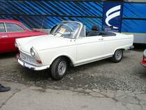 DKW F12 Roadster. Der Roadster wurde im September 1963 vorgestellt. Von Januar bis Dezember 1964 wurden 2794 Einheiten bei den Karosseriewerken Baur/Stuttgart produziert. Der Dreizylinderreihenzweitaktmotor leistet 45 PS aus einem Hubraum von 889 cm³ und ist schon mit einer Frischölautomatik ausgerüstet. Oldtimertreffen an der  Alten Dreherei  in Mülheim an der Ruhr im Juni 2015.