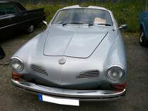 Frontansicht eines VW Typ 14 Karmann-Ghia Cabriolet aus dem Modelljahr 1973. Ab dem Modelljahr 1969 erhielt der Typ 14 erstmalig vorne die eckigen Blinker und hinten die größeren Rückleuchten. Oldtimertreffen an der  Alten Dreherei  in Mülheim an der Ruhr im Juni 2015.