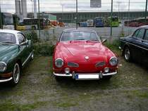 VW Typ 14 Karmann-Ghia Cabriolet aus dem Modelljahr 1970. Für das Modelljahr 1969 erhielt der Typ 14 erstmalig vorne die eckigen Blinker. Von 1967 bis 1970 war der Typ 14 ausschließlich mit dem Motor des VW 1500 lieferbar. Der im Heck verbaute, luftgekühlte Vierzylinderboxermotor hat einen Hubraum von 1493 cm³ und leistet 44 PS. Die Höchstgeschwindigkeit wurde mit 136 km/h angegeben. Oldtimertreffen an der  Alten Dreherei  in Mülheim an der Ruhr im Juni 2015.