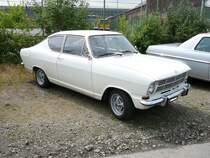 Opel Kadett B Coupe, gebaut in Bochum von 1965 bis 1970. Hier wurde ein so genanntes  Kiemencoupe  im Farbton lotusweiß abgelichtet. Der Vierzylinderreihenmotor mit einem Hubraum von 1078 cm³ leistet, je nach Vergaserbestückung, 45 PS, 55 PS oder 60 PS. Oldtimertreffen an der  Alten Dreherei  in Mülheim an der Ruhr im Juni 2015.