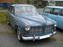 Volvo P120 auch  Amazon  genannt, produziert von 1956 bis 1970. Hier wurde ein Modell P121 aus dem Modelljahr 1963/1964 mit dem vierzylindrigen B18 Motor abgelichtet. Bis zum Baujahr 1964 wurde der  Amazon  noch mit den rot hinterlegten Radkappen ausgeliefert. Dieses Modell hat einen Vierzylinderreihenmotor und leistet 68 PS aus einem Hubraum von 1780 cm³. Oldtimertreffen an der  Alten Dreherei  in Mülheim an der Ruhr im Juni 2015.