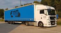 =MAN TGX-Sattelzug der MM-Spedition steht im September 2020 auf einem Rastplatz an der A 7
