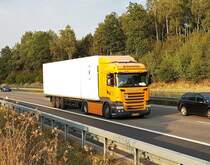 =Scania-Sattelzug von HT-Transport ist unterwegs auf der A 7, 09-2020