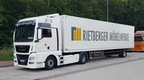 =MAN TGX-Sattelzug der RIETBERGER MÖBELWERKE steht im September 2020 auf einem Rastplatz an der A 7
