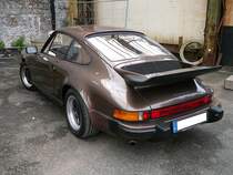 Porsche 911 Carrera 3.0. Wenn es sich um Porsche in den 1970´er Jahren dreht, wird meistens der Carrera 2.7 RS und der 930 Turbo genannt. Doch es gab zwischen diesen beiden Meilensteinen noch ein weiteres Modell zu entdecken: Den Porsche 911 Carrera 3.0. Weil der Carrera 3.0 nicht die strengen US- Abgasvorschriften erfüllte, wurde er nie in den USA verkauft. Das hatte zur Folge, dass in den Jahren 1976 und 1977 lediglich 3687 Autos dieses Typs gebaut wurden. Der im Heck verbaute, gebläsegekühlte Sechszylinderboxermotor hat einen Hubraum von 2994 cm³ und leistet genau 200 PS. Die Höchstgeschwindigkeit gab man in Zuffenhausen mit 234 km/h an. Oldtimertreffen an der  Alten Dreherei  in Mülheim an der Ruhr im Juni 2015.