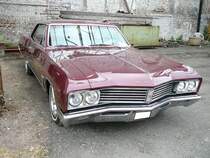 Buick Skylark Coupe des Modelljahres 1967. Vom Skylark Coupe verkaufte die GM-Division Buick im Jahr 1967 10.659 Fahrzeuge zum Preis ab US$ 3019,00. Der Skylark war in diesem Modelljahr das Basismodell. Darüber rangierten die Baureihen Le Sabra, Wildcat und Electra 225. Das Modell war mit einem Sechszylinderreihenmotor mit einem Hubraum von 225 cui (3687 cm³) und 160 PS oder mit einem V8-Motor mit einem Hubraum von 300 cui (4913 cm³) und 210 PS lieferbar. Oldtimertreffen an der  Alten Dreherei  in Mülheim an der Ruhr im Juni 2015.