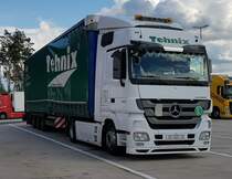 =MB Actros-Sattelzug von TEHNIX steht auf einem Rastplatz an der A 7, 09-2020