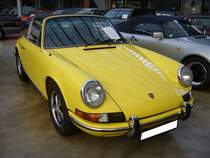 Porsche 911 T Targa der sogenannten E-Serie, wie er von 1971 bis 1973 in Zuffenhausen vom Band lief. Ein solcher Targa im Farbton hellgelb war im Jahr 1971 ab einem Kaufpreis von DM 25.200,00 zu haben. Der im Heck verbaute, gebläsegekühlte, Sechszylinderboxermotor hat einen Hubraum von 2341 cm³ und leistet 130 PS. Die Höchstgeschwindigkeit wurde mit 205 km/h angegeben. Classic Remise Düsseldorf am 31.10.2020.