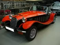 Panther Lima Turbo, hergestellt in Kleinstserie in den Jahren 1975 bis 1982. Die Firma Panther Westwinds war in Weybridge/Surrey ansässig. Die Karosserie im Stil der 1930´er Jahre besteht aus GFK-Kunststoff. Der Lima war ebenfalls ohne Turboaufladung lieferbar. Die Motoren stammten aus dem Regal von Vauxhall. Der Vierzylinderreihenmotor der Turboversion hat einen Hubraum von 2295 cm³ und leistet 150 PS. Classic Remise Düsseldorf am 31.10.2020.