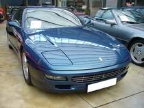 Ferrari 456 GT, produziert von 1993 bis 2004. Der 456 GT wurde auf dem Pariser Autosalon des Jahres 1992 vorgestellt und ging ab Januar 1993 in Serienproduktion. Ab 1996 war das Modell auch mit Automaticgetriebe lieferbar. Der gezeigte 456 GT stammt aus dem Modelljahr 1994. Der V12-Motor dieses Autos hat einen Hubraum von 5474 cm³ und leistet 442 PS. Die Höchstgeschwindigkeit soll ziemlich genau 300 km/h betragen. Classic Remise Düsseldorf am 31.10.2020.