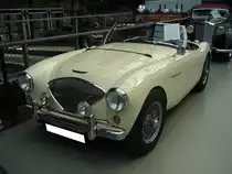 Austin Healey 100/4 BN 1 des Jahrganges 1955 im Farbton old english white.
Im Oktober 1952 stellte Donald Healey auf der Earls Court Motorshow in London sein neues Modell Healey 100 vor. Der Chef der BMC ( B ritish M otor Corporation), Sir Leonard Lord war von dem Sportwagen derart begeistert, das er mit Donald Healey die Serienproduktion durch die BMC unter der Typenbezeichnung Austin-Healey 100 vereinbarte. Von diesem Modell wurden 5.348 Einheiten im BMC-Werk Longbridge bei Birmingham produziert. Der Vierzylinderreihenmotor hat bei diesem Auto einen Hubraum von 2660 cm³ und leistet 108 PS. Classic Remise Düsseldorf am 31.10.2020.