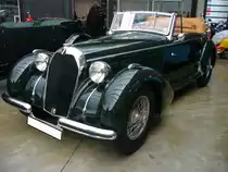 Talbot Lago T150 C aus dem Jahr 1937.
Dieser T150 C wurde im Frühjahr 1937 in Paris ausgeliefert. Von diesem Modell mit Werkskarosserie wurden angeblich nur 63 Fahrzeuge gebaut. Interessant ist, das man das Cabrioletverdeck in drei verschiedenen Positionen fixiert werden kann. Angetrieben wird der Wagen von einem Sechszylinderreihenmotor mit einem Hubraum von 3996 cm³ und einer Leistung von 170 PS. Classic Remise Düsseldorf am 31.10.2020.