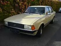 Ford Granada MK2 in der Karosserieversion viertürige Limousine, wie er von 1977 bis 1981 in den Werken Köln und Dagenham/GB produziert wurde. Der  Granny  konnte mit etlichen Motorisierungen bestellt werden. Der gezeigte Wagen ist mit dem häufig georderten V6-Motor mit einem Hubraum von 1988 cm³ und einer Leistung von 90 PS ausgerüstet. Nach den Werksferien 1981 erfolgte ein  Facelift . Der Granada wurde dann noch bis 1985 weiter produziert. Besucherparkplatz der Düsseldorfer Classic Remise am 31.10.2020.