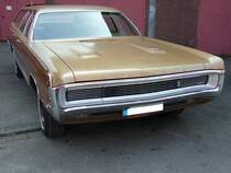 Plymouth Sport Suburban im Farbton broncefire des Modelljahres 1969. Ein solcher Kombi stand in jenem Jahr ab US$ 3.718,00 im Verkaufsprospekt der Chrysler-Division Plymouth. Das Auto war mit etlichen Motorisierungen lieferbar; vom Sechszylinderreihenmotor mit einem Hubraum von 3680 cm³ und einer Leistung von 147 PS über V8-Motoren mit Hubräumen von 5.3l, 6,2l, 7.0l und 7.2l. Stärkste Motorisierung war komischerweise der 7.0l Motor mit einem Hubraum von 6974 cm³ und einer Leistung von 431 PS. Oldtimertreffen an der Kokerei Zollverein am 02.10.2011.