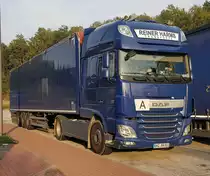 =DAF XF von REINER HARMS-Transporte steht auf einem Rastplatz an der A 7, 09-2020