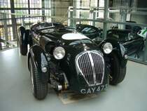 Healey Silverstone aus dem Jahr 1950. Die Firma Donald Healey Motors stellte bereits im Herbst 1945 ihr erstes Auto fertig, welches 1946 in Kleinstserienproduktion ging. Für den Gentleman-Rennfahrer gab es von Healey Motors den Dual-Purpose Silverstone, ein Modell das sowohl auf der Straße als auch auf der Rennstrecke einsetzbar war. Der gezeigte  Silverstone  ist seit dem Jahr 1956 mit einem getunten Jaguar-Motor ausgerüstet. Dieser Sechszylinderreihenmotor mit einem Hubraum von 3.8l leistet aktuell 275 PS. Classic Remise Düsseldorf am 31.10.2020.