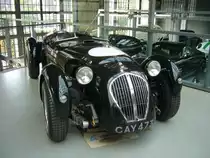 Healey Silverstone aus dem Jahr 1950. Die Firma Donald Healey Motors stellte bereits im Herbst 1945 ihr erstes Auto fertig, welches 1946 in Kleinstserienproduktion ging. Für den Gentleman-Rennfahrer gab es von Healey Motors den Dual-Purpose Silverstone, ein Modell das sowohl auf der Straße als auch auf der Rennstrecke einsetzbar war. Der gezeigte  Silverstone  ist seit dem Jahr 1956 mit einem getunten Jaguar-Motor ausgerüstet. Dieser Sechszylinderreihenmotor mit einem Hubraum von 3.8l leistet aktuell 275 PS. Classic Remise Düsseldorf am 31.10.2020.