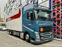 Ein Volvo mit Pritschenaufbau von Planzer am 5.11.20 im Verkehrshaus in Luzern zur Sonderausstellung Logistik.