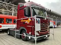 Eine MB Actros Zugmaschiene von Galliker am 5.11.20 beim Verkehrshaus in Luzern bei der Sonderausstellung Logistik erleben.
