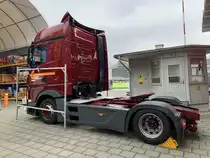 Heckansicht der MB Actros Zugmaschine von Galliker am 5.11.20 bei der Sonderausstellung Logistik erleben im Verkehrshaus in Luzern.