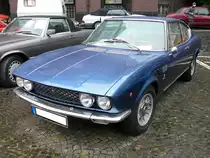 Fiat Dino Coupe, gebaut von 1966 bis 1972. Das Modell Dino war ein  Sondermodell  zum einhundertsten Geburtstag von Giovanni Agnelli (Signore Fiat). Es gab zwei Karosserievarianten: Coupe gezeichnet von Bertone und Spider gezeichnet von Pininfarina. Der Motor war grundsätzlich ein V6-motor und konnte mit einem Hubraum von 1.988 cm³ Hubraum und einer Leistung von 160 PS) oder 2.418 cm³ Hubraum mit 180 PS bestellt werden.  Oldtimertreffen am Sterkrader Tor in Oberhausen im Juni 2015.