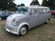 Lloyd LT 600, produziert von 1955 bis 1961. Der LT 600 kann, genau wie der Fiat Multipla auf Basis des Fiat 600, als Urahn der heutigen Generation Touran/Zafira angesehen werden. Hier wurde ein LT 600 mit langem Radstsand, wie er ab November 1956 lieferbar war, abgelichtet. Der Zweizylinderviertaktreihenmotor leistet 19 PS aus einem Hubraum von 596 cm³. Im Gegensatz zu seinem Vorgänger LT 500 hat der LT 600 ein Karosserie aus Stahlblech. Von diesem Modell wurden 11.249 Einheiten produziert. Oldtimertreffen in Bottrop im Juli 2015.