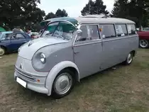 Lloyd LT 600, produziert von 1955 bis 1961. Der LT 600 kann, genau wie der Fiat Multipla auf Basis des Fiat 600, als Urahn der heutigen Generation Touran/Zafira angesehen werden. Hier wurde ein LT 600 mit langem Radstsand, wie er ab November 1956 lieferbar war, abgelichtet. Der Zweizylinderviertaktreihenmotor leistet 19 PS aus einem Hubraum von 596 cm³. Im Gegensatz zu seinem Vorgänger LT 500 hat der LT 600 ein Karosserie aus Stahlblech. Von diesem Modell wurden 11.249 Einheiten produziert. Oldtimertreffen in Bottrop im Juli 2015.