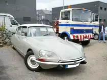 Citroen DS19. Die DS wurde auf dem Pariser Salon 1955 vorgestellt und war dort der absolute Publikumsmagnet. Die gezeigte DS wurde nach 1967 produziert. Dieses an den verbauten Doppelscheinwerfern erkenntlich. Angetrieben wird das Auto mit der legendären, hydropneumatischen Federung von einem Vierzylinderreihenmotor mit einem Hubraum von 1985 cm³ und einer Leistung von 90 PS. Oldtimertreffen an der  Alten Dreherei  in Mülheim an der Ruhr im Juni 2015.