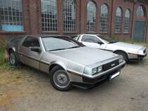 Zwei DeLorean DMC 12, gebaut in den Jahren 1981 und 1982. Die DeLorean Ltd. wurde 1975 in New York vom ehemaligen General-Motors Manager John Zachary DeLorean gegründet. Im Jahr 1981 begann die Produktion des DMC 12 im nordirischen Dunmerry nahe Belfast. Für das Karosseriedesign zeichnete sich Giugiaro verantwortlich. Motorisiert war der 2+2 sitzige Sportwagen mit dem 2.849 cm³ V6-Motor von Ford. Der im Heck untergebrachte Motor leistete 132 PS und machte die Flunder ca 200 km/h schnell. Nach ca. 8.000 produzierten Autos drehte Premierministerin Thatcher den Subventionsgeldhahn zu und DeLorean musste die Produktion einstellen. Das Werk wurde demontiert und die Karosseriepresswerkzeuge im Nordatlantik versenkt. Oldtimertreffen an der  Alten Dreherei  in Mülheim an der Ruhr im Juni 2015.