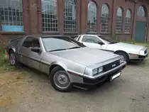 Zwei DeLorean DMC 12, gebaut in den Jahren 1981 und 1982. Die DeLorean Ltd. wurde 1975 in New York vom ehemaligen General-Motors Manager John Zachary DeLorean gegründet. Im Jahr 1981 begann die Produktion des DMC 12 im nordirischen Dunmerry nahe Belfast. Für das Karosseriedesign zeichnete sich Giugiaro verantwortlich. Motorisiert war der 2+2 sitzige Sportwagen mit dem 2.849 cm³ V6-Motor von Ford. Der im Heck untergebrachte Motor leistete 132 PS und machte die Flunder ca 200 km/h schnell. Nach ca. 8.000 produzierten Autos drehte Premierministerin Thatcher den Subventionsgeldhahn zu und DeLorean musste die Produktion einstellen. Das Werk wurde demontiert und die Karosseriepresswerkzeuge im Nordatlantik versenkt. Oldtimertreffen an der  Alten Dreherei  in Mülheim an der Ruhr im Juni 2015.