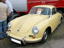 Porsche 356 C Coupe 1600C. Der 356 C war das letzte Modell der Ära 356. Von Juli 1963 bis April 1965 liefen 16.668 Fahrzeuge vom Typ 356 C vom Band. Das abgelichtete Coupe stammt aus dem Modelljahr 1964. Der luftgekühlte Vierzylinderboxermotor hat einen Hubraum von 1582 cm³ und leistet 75 PS. Das Porsche-Werk gab die Höchstgeschwindigkeit damals mit 175 km/h und den Verbrauch mit 8,2 Litern Kraftstoff auf 100 Kilometern an. Oldtimertreffen an der  Alten Dreherei  in Mülheim an der Ruhr im Juni 2015.