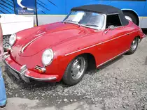 Porsche 356B 1600 Cabriolet aus dem Modelljahr 1961. Für ein solches Cabriolet musste der zum Kauf neigende Kunde mindestens DM 14.950,00 anlegen. Der abgelichtete 356´er ist mit dem kleinsten, damals lieferbaren Motor für dieses Modell ausgestattet. Der im Heck verbaute, gebläsegekühlte Vierzylinderboxermotor hat einen Hubraum von 1582 cm³ und leistet 60 PS. Oldtimertreffen an der  Alten Dreherei  in Mülheim an der Ruhr im Juni 2015.