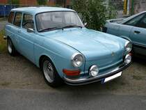 VW Typ 3 1600 Variant, wie er von 1969 bis 1973 produziert wurde. Der Typ 3 wurde bereits 1961 vorgestellt. Im Jahr 1969 wurde die Baureihe  facegeliftet  und erhielt einen verlängerten Vorderwagen. Der im Heck verbaute, gebläsegekühlte Vierzylinderflachboxermotor hat einen Hubraum von 1584 cm³ und leistet serienmäßig 54 PS. Oldtimertreffen an der  Alten Dreherei  in Mülheim an der Ruhr im Juni 2015.